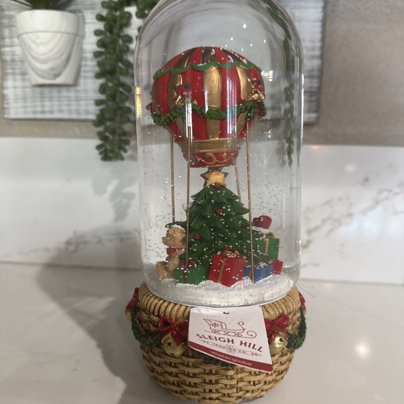 Santa’s Festive Hot Air Balloon Musical Snow Globe - Picture 5 of 6